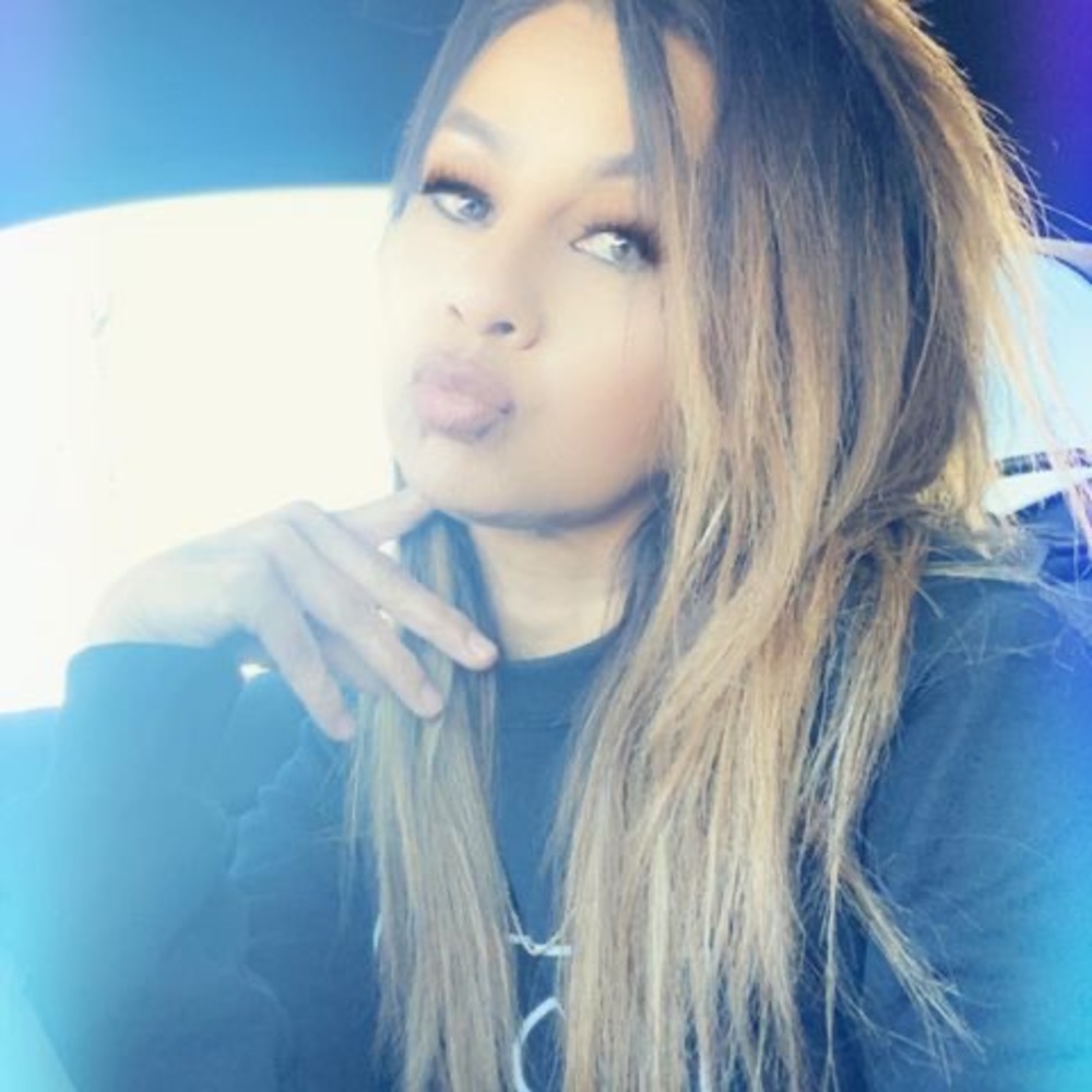 Meet your Posher, Mona